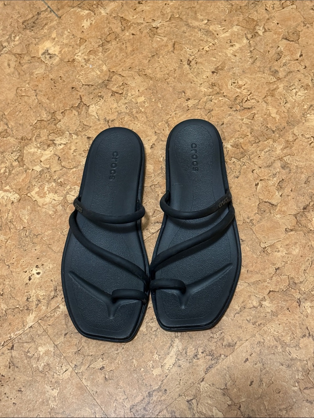 CROCS Women's Black Strappy Toe-Loop Sandals - Picture 2 of 4